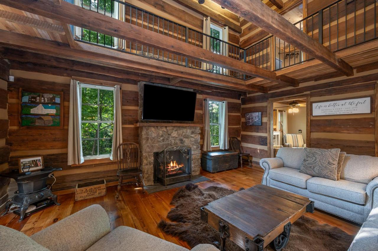 فيلا Russell'S Fort At White Oak Point: Historical Cabin On Lake Lure, Luxury, Direct Lake Access! المظهر الخارجي الصورة